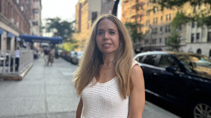 Sari Beth Rosenberg, enseignante de New York, sur un trottoir.