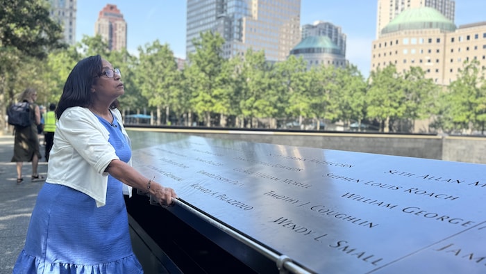 Carmen Robles devant le mémorial du 11 Septembre à New York.