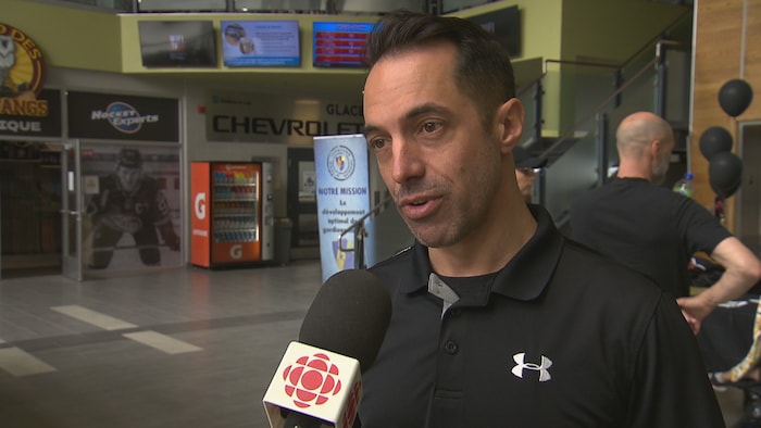 Nyk Beaulieu en entrevue à l'intérieur d'un aréna. 