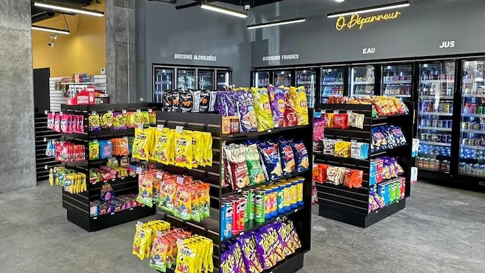 L'intérieur d'un dépanneur de Montréal. On y aperçoit des croustilles et des friandises.