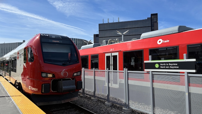 Deux trains se croisent à la station Carleton.