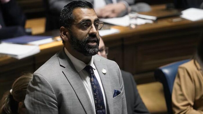 Obby Khan à l'Assemblée législative du Manitoba.