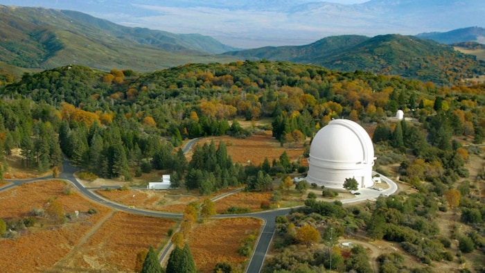 Vue de l'observatoire Palomar au milieu de la nature. 
