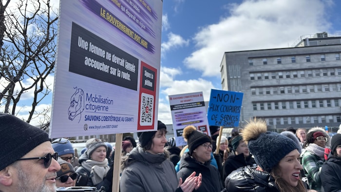 « Une femme ne devrait JAMAIS accoucher sur la route », peut-on lire sur une pancarte lors d'une mobilisation citoyenne devant l'hôpital de Lac-Mégantic.