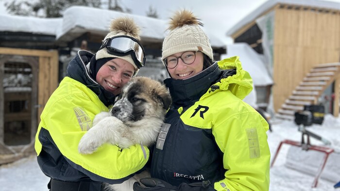 Océana et Kiara Marchesseau avec un chien.