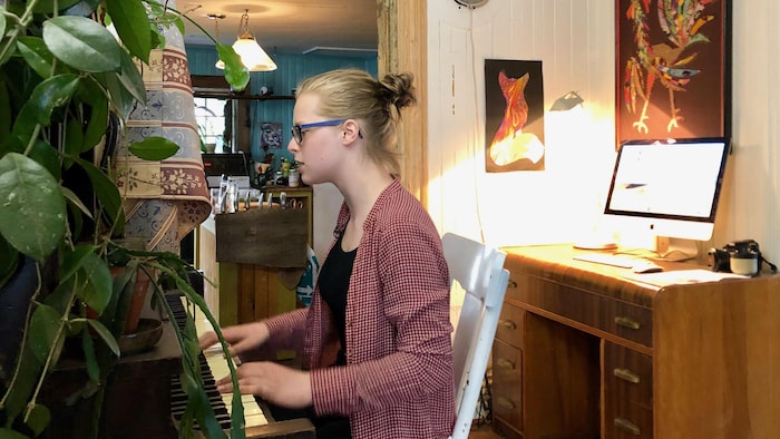 Adolescente qui joue du piano.