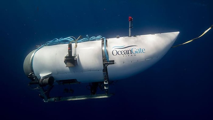 Le sous-marin Titan dans l'eau.