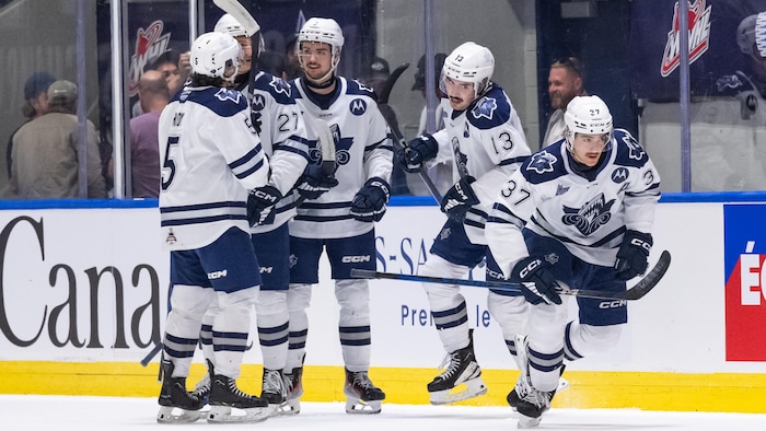 Les joueurs de L'Océanic célèbrent un but