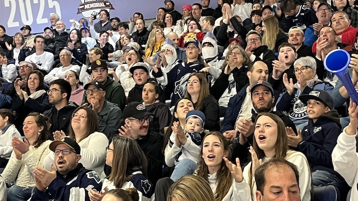 Les partisans applaudissent.