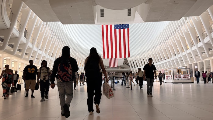 L'entrée de l'Oculus World Trade Center, un centre commercial à l'architecture futuriste situé à New York, au cœur de Manhattan.
