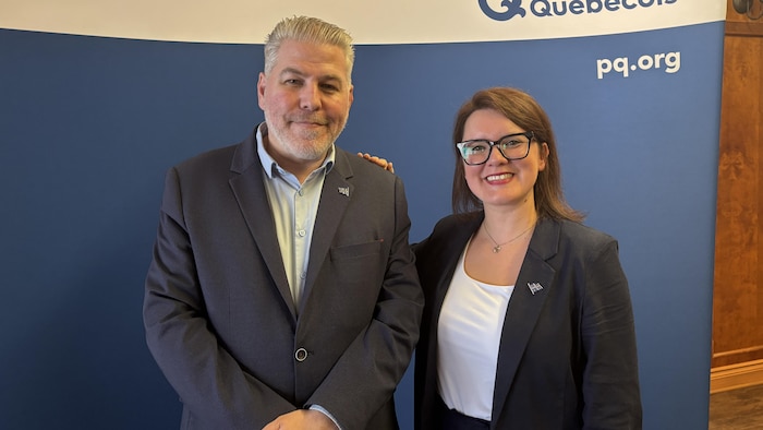 Les deux politiciens sourit devant la caméra.