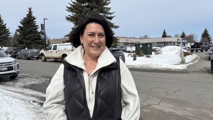 Customs prices force: buy car now or later? star-news.press/wp The debt is a st-amour smile next to a local seller.