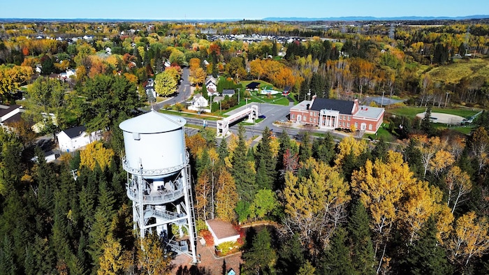 Une vue d'une ville en automne avec une tour d'eau.