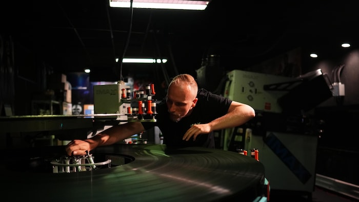 Tomas Vysinsky prépare une copie IMAX 70 mm du film « L’Odyssée » de Christopher Nolan pour une projection à Prague, en République tchèque, le lundi 27 juillet 2026.