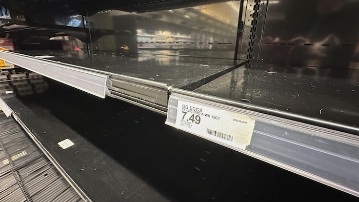 Un réfrigérateur d'épicerie vide. 