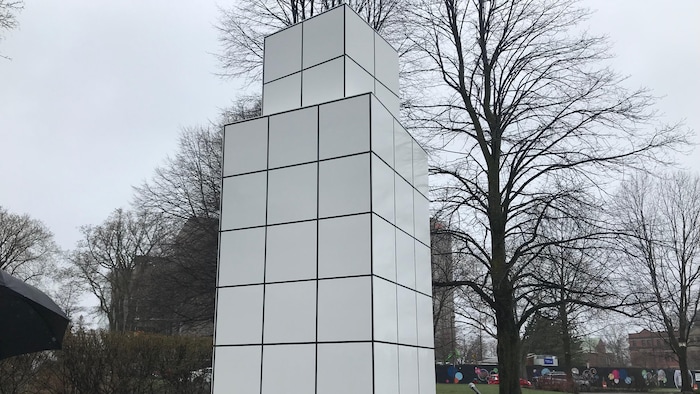 Photographie plein pied de la sculpture « Dialogue avec l’histoire ».