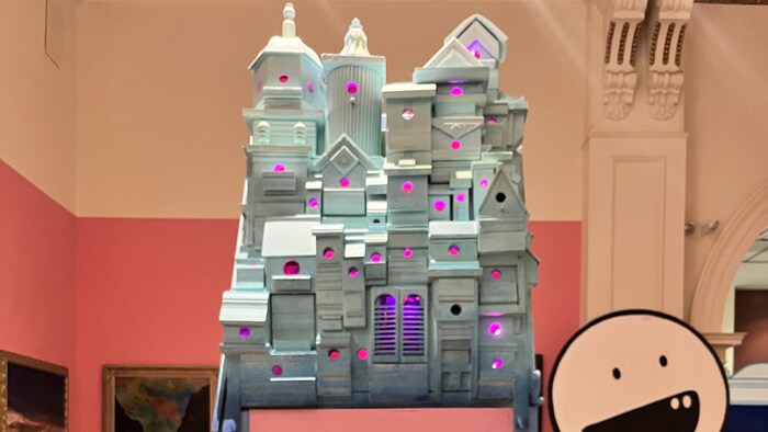 Une petite maison colorée dans un musée.