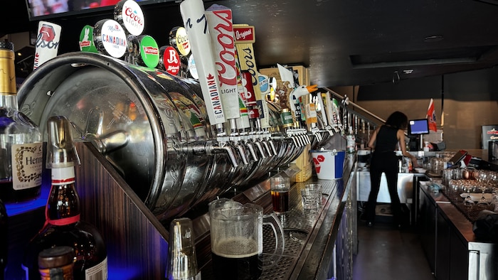L’intérieur d'un bar sportif au centre-ville d’Edmonton.