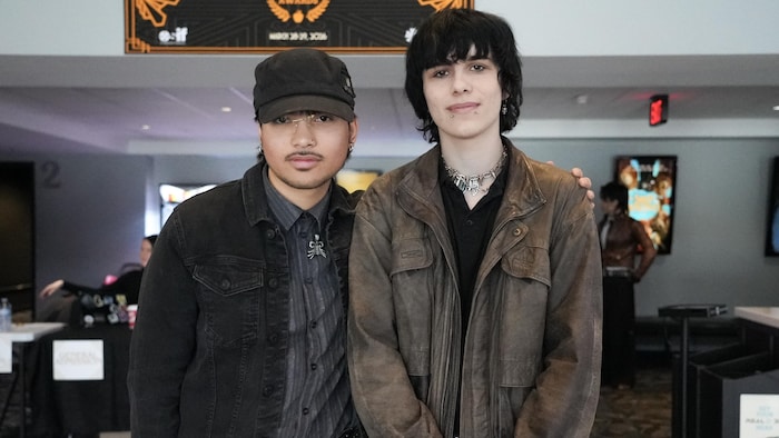 Hudson Rogy et Oliver Rogers au cinéma Landmark Xtreme de West Kelowna, le 28 mars 2026.
