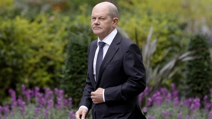 Le chancelier allemand, Olaf Scholz, se trouve à l'extérieur.