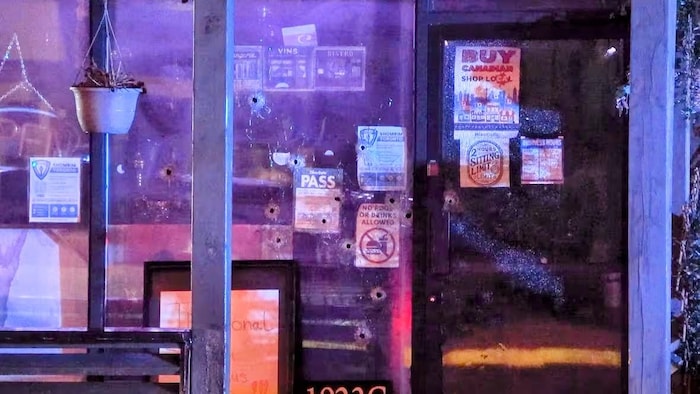 La façade d'un restaurant trouvée par des balles.