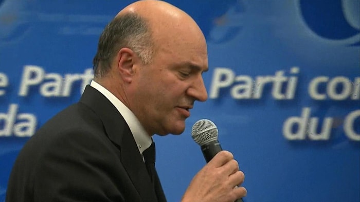 Le candidat à la course à la direction du Parti conservateur, Kevin O'Leary, lors d'un débat à Pointe-Claire