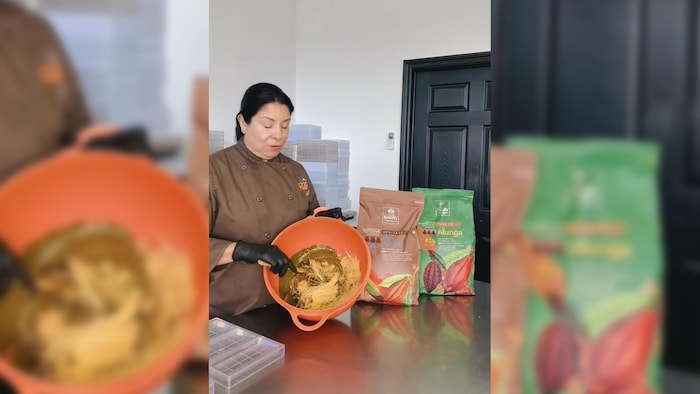 Olga Coronado Mijangos brasse un mélange de chocolat, de pistaches, de vermicelles et de tahini.