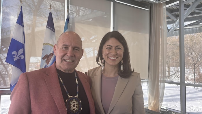 Pierre Picard, grand chef de la Nation Wendat, en compagnie de la pdg du Port de Québec, Olga Farman.