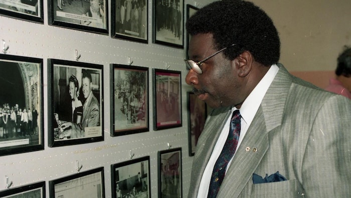 Oliver Jones regarde des photos au Negro Community Centre en 1994.