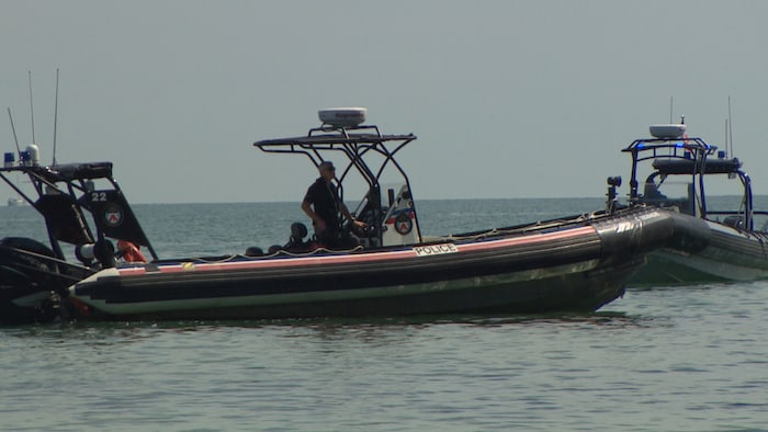 Des policiers de l'unité marine de la police de Toronto sur l'eau.