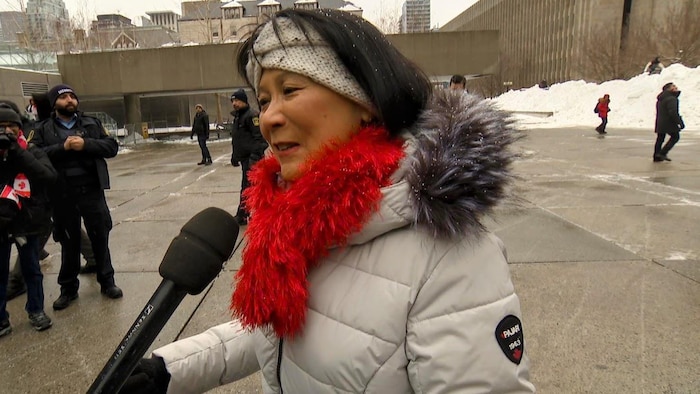 Olivia Chow répond aux questions d'un journaliste devant l'hôtel de ville de Toronto.