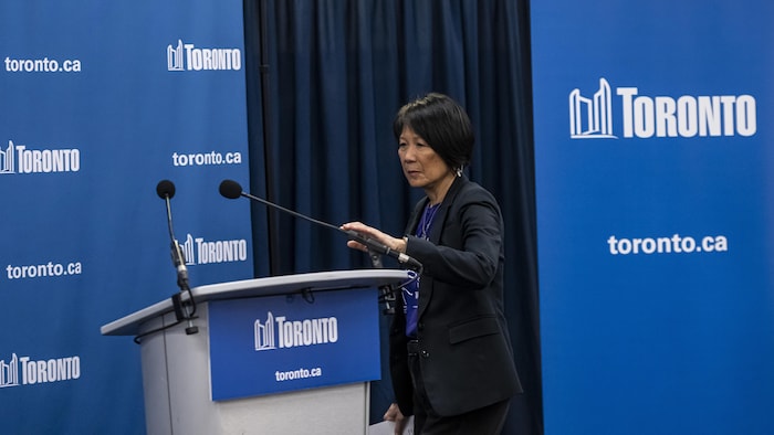 La mairesse de Toronto, Olivia Chow, arrive sur scène lors d'une conférence de presse.