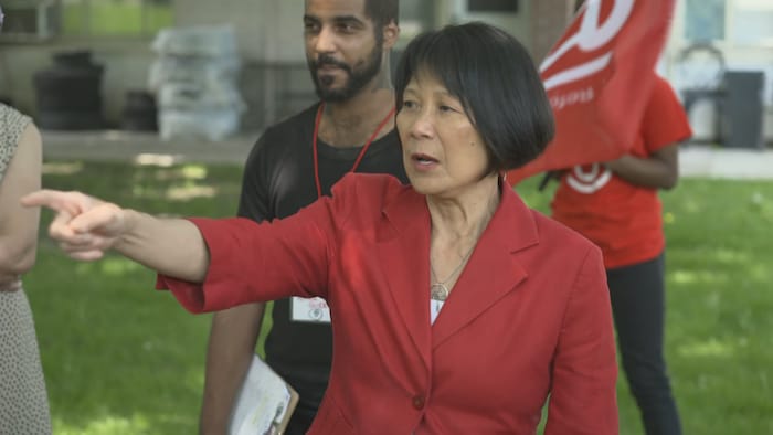 Olivia Chow pointe une personne du doigt.