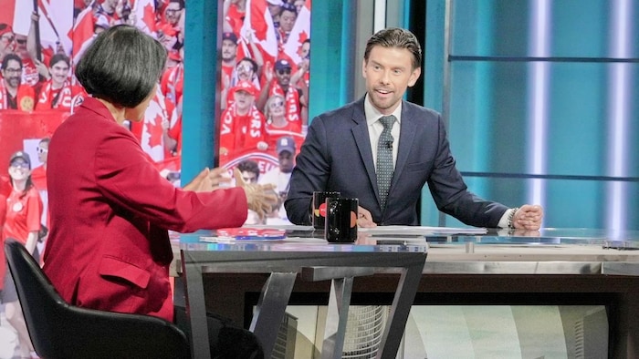 L'animateur Chris Glover qui pose une question à Olivia Chow.