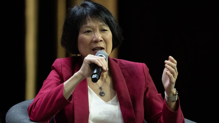 Olivia Chow parle lors d’une conférence.