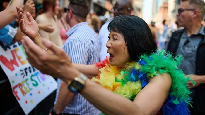 La mairesse Olivia Chow salue la foule avec enthousiasme.