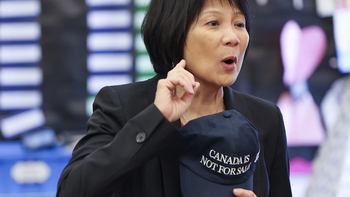 Olivia Chow en constituent de presse à l'école Albion Heights à Toronto le 21 mars 2025.