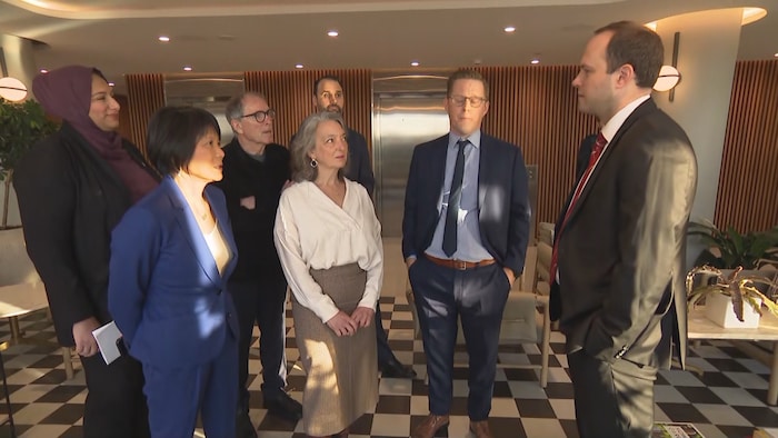 La mairesse de Toronto, Olivia Chow, et le ministre fédéral du Logement, de l'Infrastructure et des Collectivités, Nathaniel Erskine-Smith, avant l'annonce. 