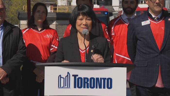 Olivia Chow en conférence de presse le vendredi 8 mai 2026.