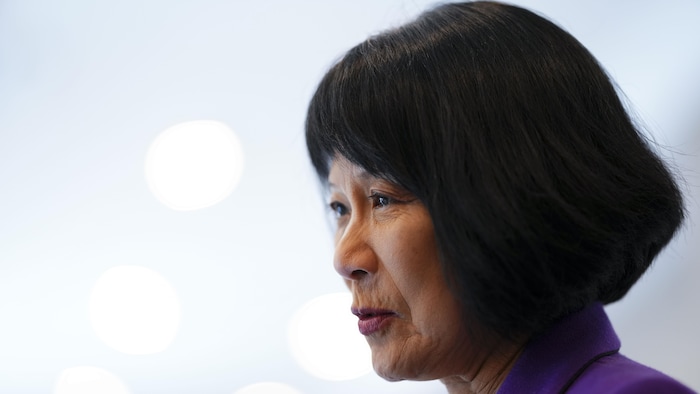 La mairesse vu de côté lors d'un point de presse.