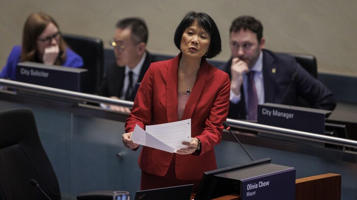 Olivia Chow discute du budget devant le conseil municipal à l'hôtel de ville de Toronto le 14 février 2024.