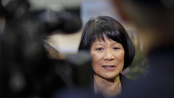 Olivia Chow devant une caméra, s’adressant aux journalistes à la suite d’une conférence de presse annonçant un nouveau centre d’entraînement et un pôle de loisirs communautaires pour le Tempo de Toronto au Coca-Cola Coliseum le 17 avril 2026.