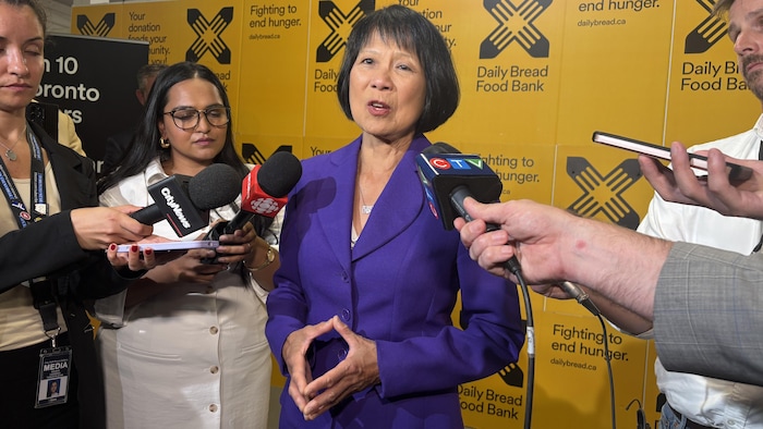 Olivia Chow répond aux questions des médias à Toronto.