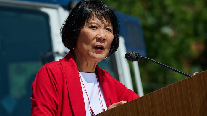 Olivia Chow faisant une annonce devant un podium