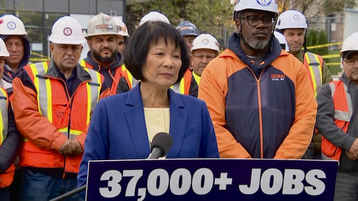 Olivia Chow en conférence de presse.