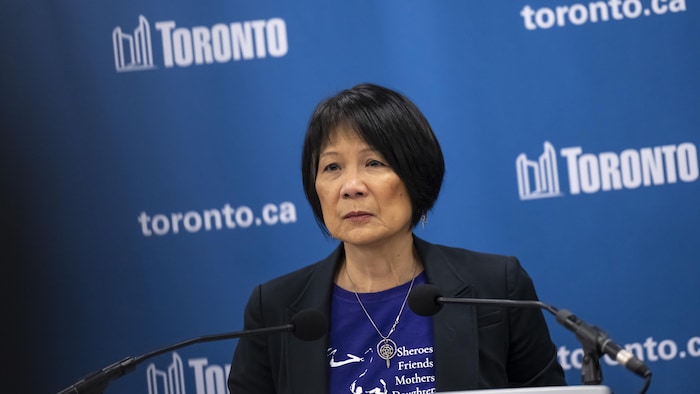 La mairesse de Toronto, Olivia Chow, s’adresse aux journalistes après une fusillade de masse près du Scarborough Town Centre à Toronto, le samedi 8 mars 2025.