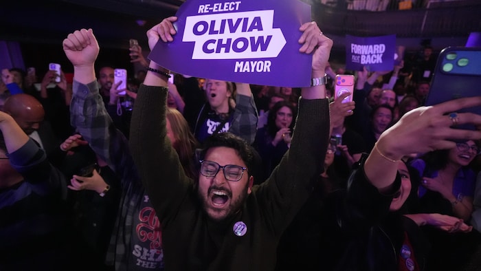 Des partisans d'Olivia Chow réunis pour fêter sa victoire à Toronto, le 26 octobre 2026.
