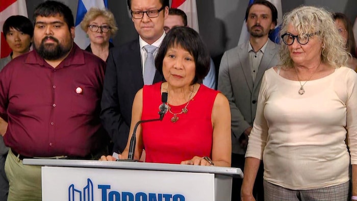 Olivia Chow lors d'un point de presse vendredi 25 juillet 2025, à l'hôtel de ville de Toronto.