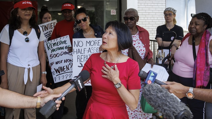 La mairesse Olivia Chow parle à des résidents du 500, chemin Dawes à Toronto.
