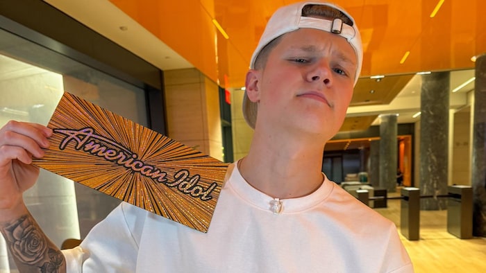 Olivier Bergeron à New York, tenant lad billet d'or determination Hollywood.